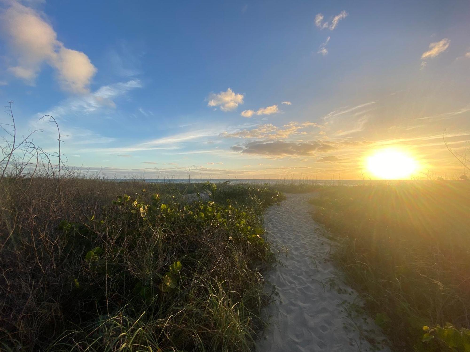 Sandy Shores - 2Br Beach Getaway And Surf Spot Форт Пирс Экстерьер фото